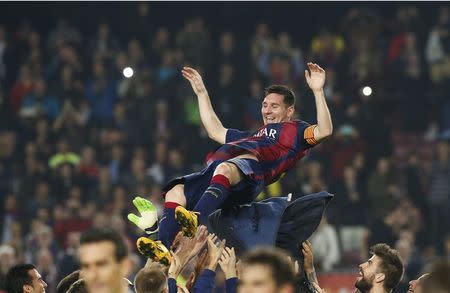 Barcelona's Lionel Messi celebrates with teammates a the end of their Spanish first division soccer match against Sevilla at Nou Camp stadium in Barcelona November 22, 2014. REUTERS/Gustau Nacarino