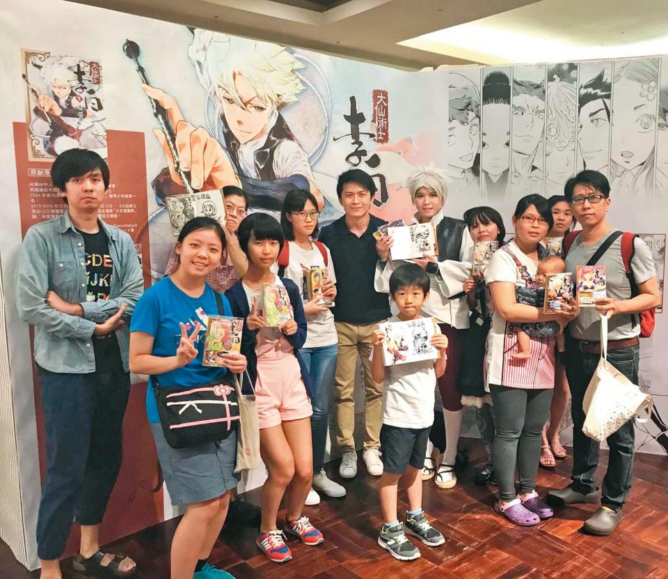 葉明軒（左六）舉行漫畫簽名會，與眾多粉絲合影。（翻攝自台灣角川臉書）