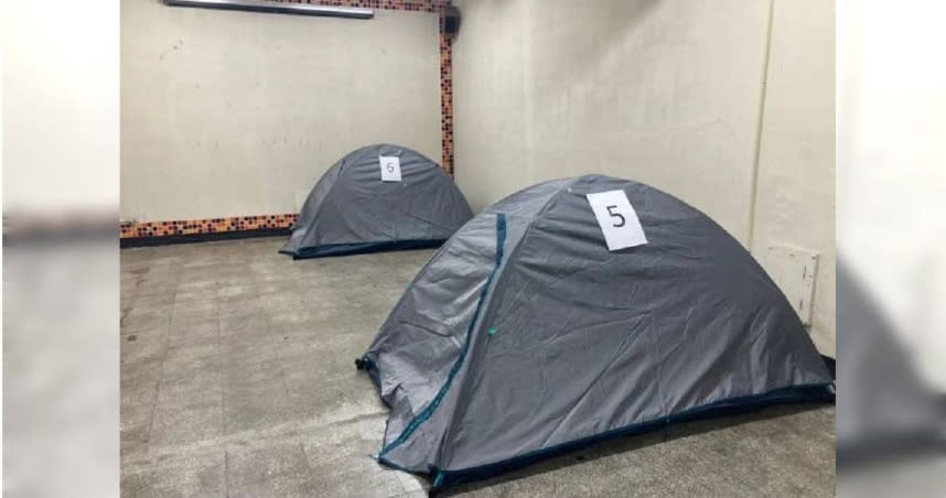 一名台大學生發文指校方使用帳篷進行隔離。（圖／翻攝自Dcard）