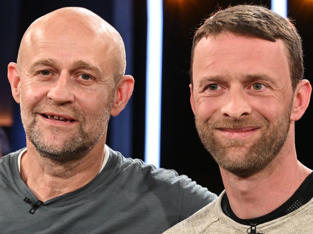 Jürgen Vogel besuchte zusammen mit einem Cousin Benjamin Vogel die "NDR Talk Show" am 21. Juni 2024. (Bild: NDR/Uwe Ernst)