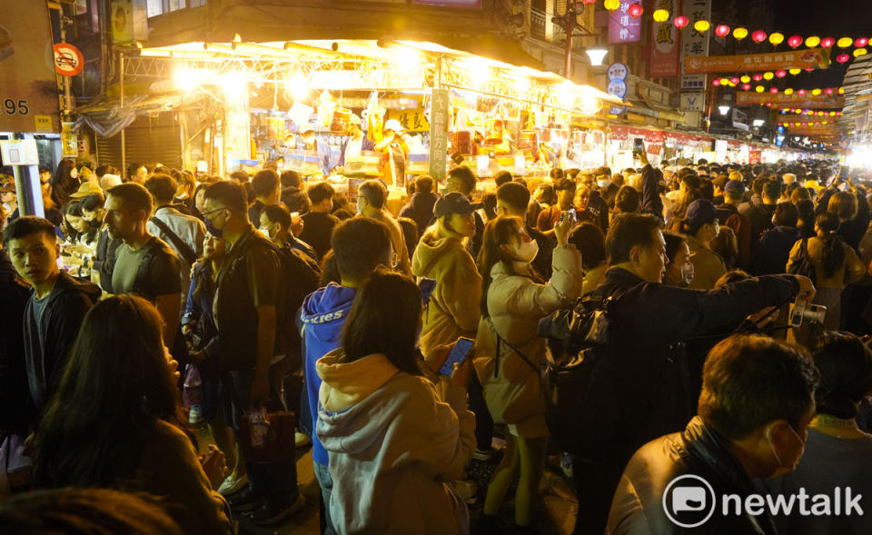 人潮滿滿的台北年貨大街充滿濃濃過節氣氛。   圖：張良一/攝