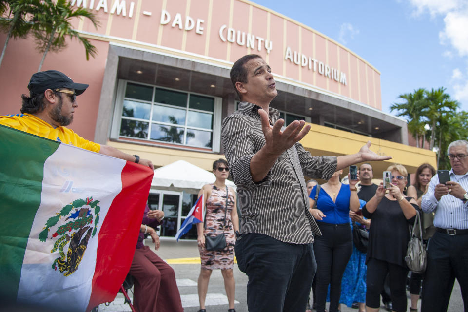 El cantante cubano Eddie Marcos serena al la multitud afuera del Miami-Dade County Auditorium durante el velorio público del cantante mexicano José José, el domingo 6 de octubre del 2019 en Miami. (AP Foto/Gaston De Cardenas)