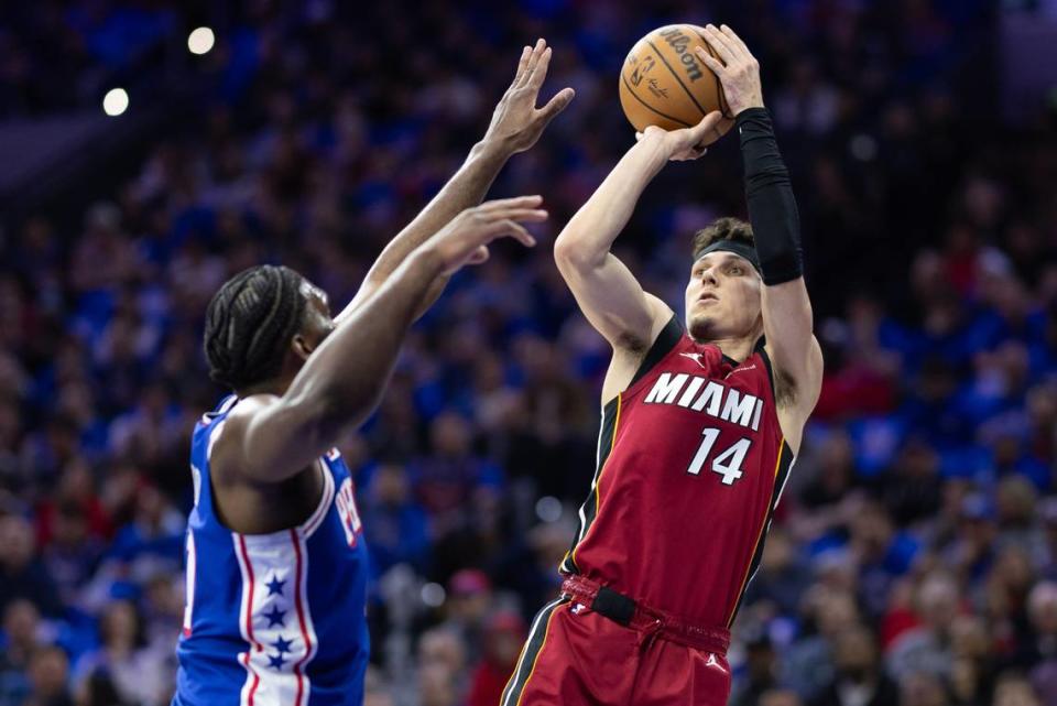 El jugador del Heat de Miami Tyler Herro tira al aro ante la marca de Joel Embiid, de los 76ers, en el partido celebrado el 17 de abril de 2024 en Filadelfia. Bill Streicher-USA TODAY Sports