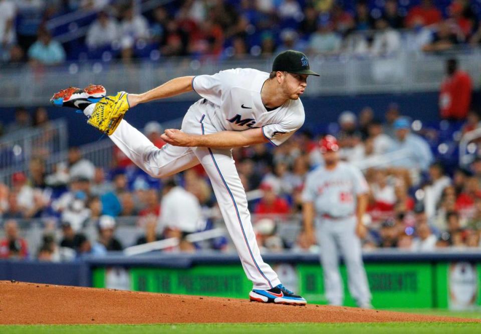 El abridor de los Marlins Trevor Rogers lanza en el primer inning del partido ante los Angelinos de los Angeles, celebrado el 6 de julio de 2022 en Miami.