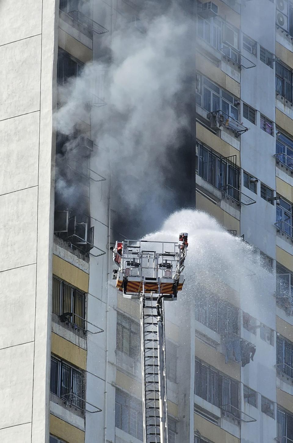 消防出動雲梯，開喉射水灌救。