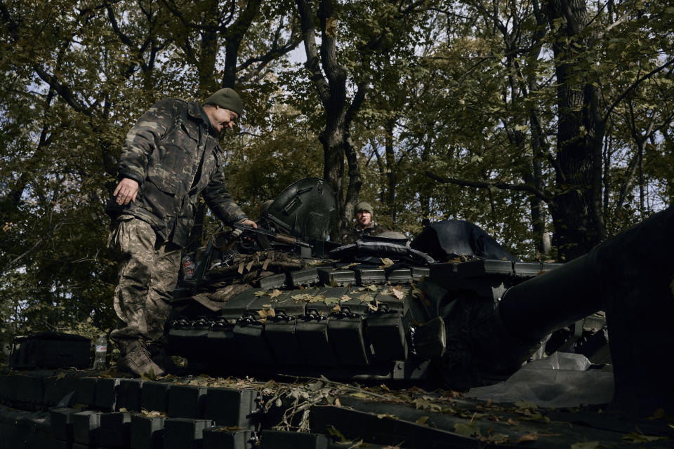 Ukrainian servicemen prepare to fire a tank near Bakhmut, Donetsk region, Ukraine, Saturday, Oct. 22, 2022. (AP Photo/LIBKOS)