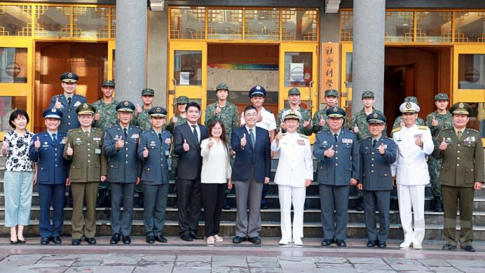 國防部副部長蒲澤春上將6日主持文化大學儲備軍官訓練團 教育中心揭牌儀式，並與師生代表合影。（軍聞社記者吳柏毅攝）