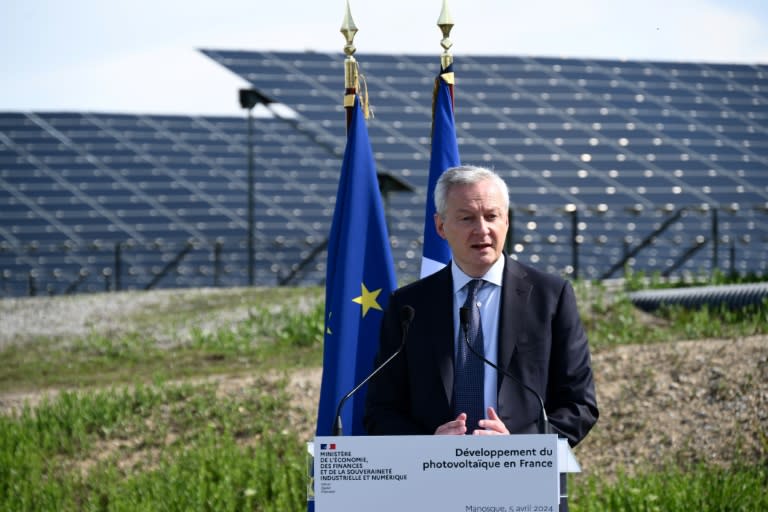 Le ministre de l'Economie Bruno Le Maire en visite au parc photovoltaïque La Fito, à Manosque, le 5 avril 2024 dans les Alpes-de-Haute-Provence (CHRISTOPHE SIMON)