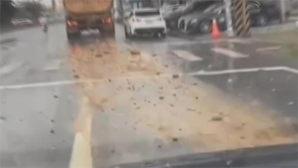 台68砂石車沿路掉碎石.泥土　害3後車經過釀車損