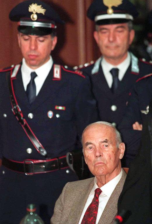 Former German SS officer Erich Priebke surrounded by carabinieri at a military court in Rome on July 30, 1996