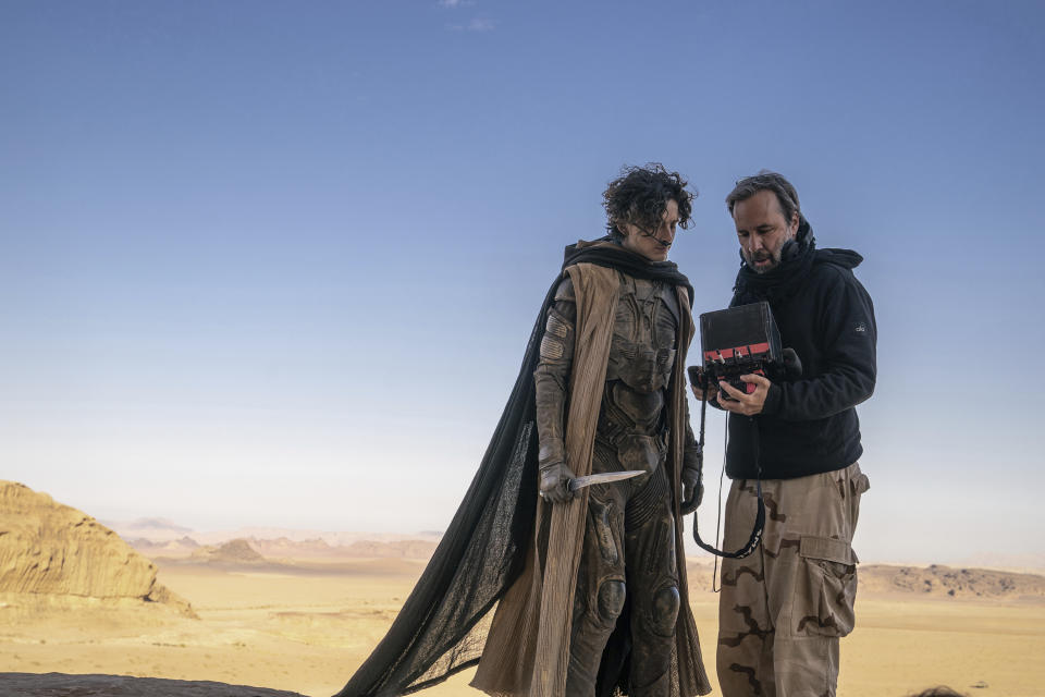 En esta imagen proporcionada por Warner Bros. Pictures, el director Denis Villeneuve, derecha, con el actor Timothee Chalamet en el set de "Dune: Part Two". (Niko Tavernise/Warner Bros. Pictures vía AP)