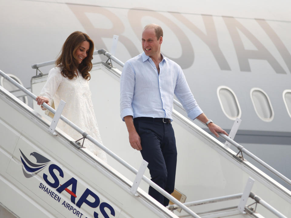 Bei ihrer Ankunft in Lahore lachte für Prinz William und Herzogin Kate noch die Sonne (Bild: imago images/PA Images)