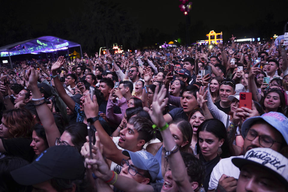 Fans en el concierto de Nicki Nicole en el Festival Tecate Emblema en la Ciudad de México el sábado 18 de mayo de 2024. (Foto AP/Aurea Del Rosario)