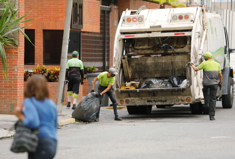 Workers collect garbage in the municipality of Chacao, in Caracas, in Caracas