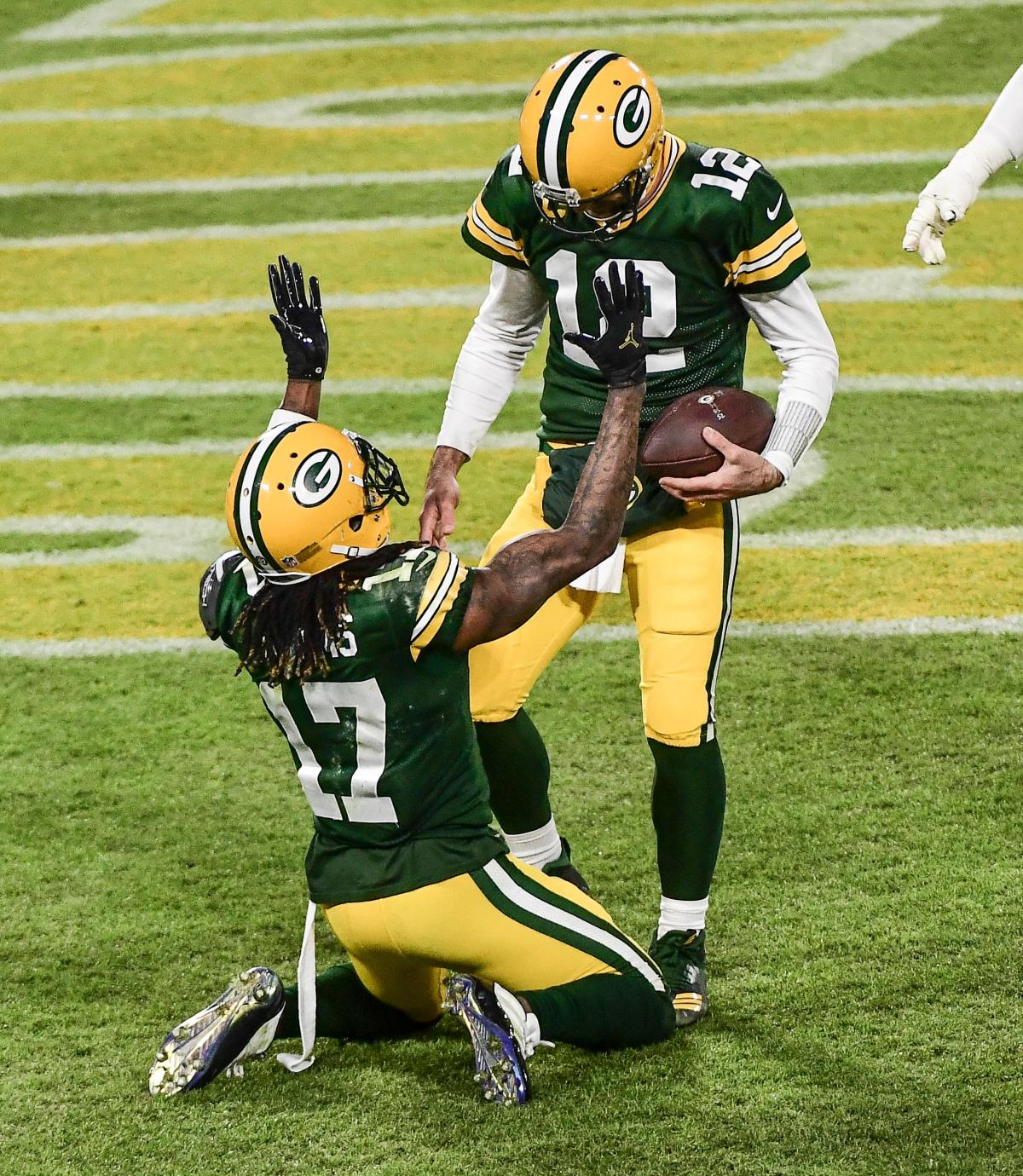 Packers WR Davante Adams tweets that he's at home after hit