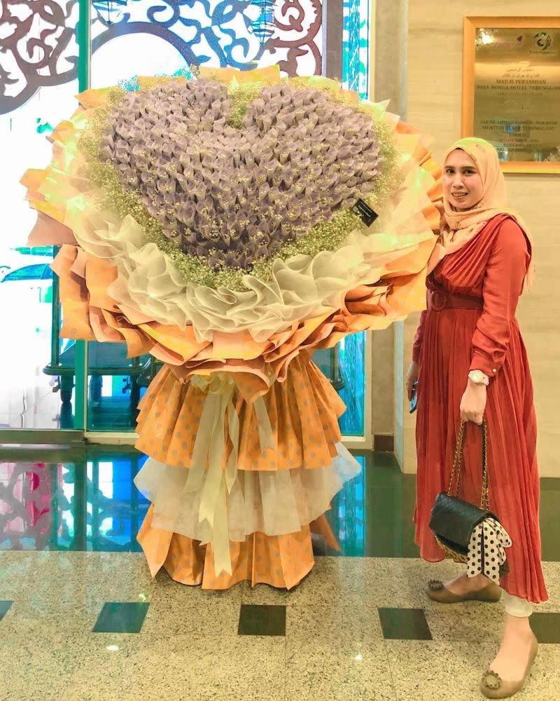 A customer entrusted Safiyah to create the cash bouquet for his wife as a gesture of appreciation. — Picture via Instagram/Safiyah Alias