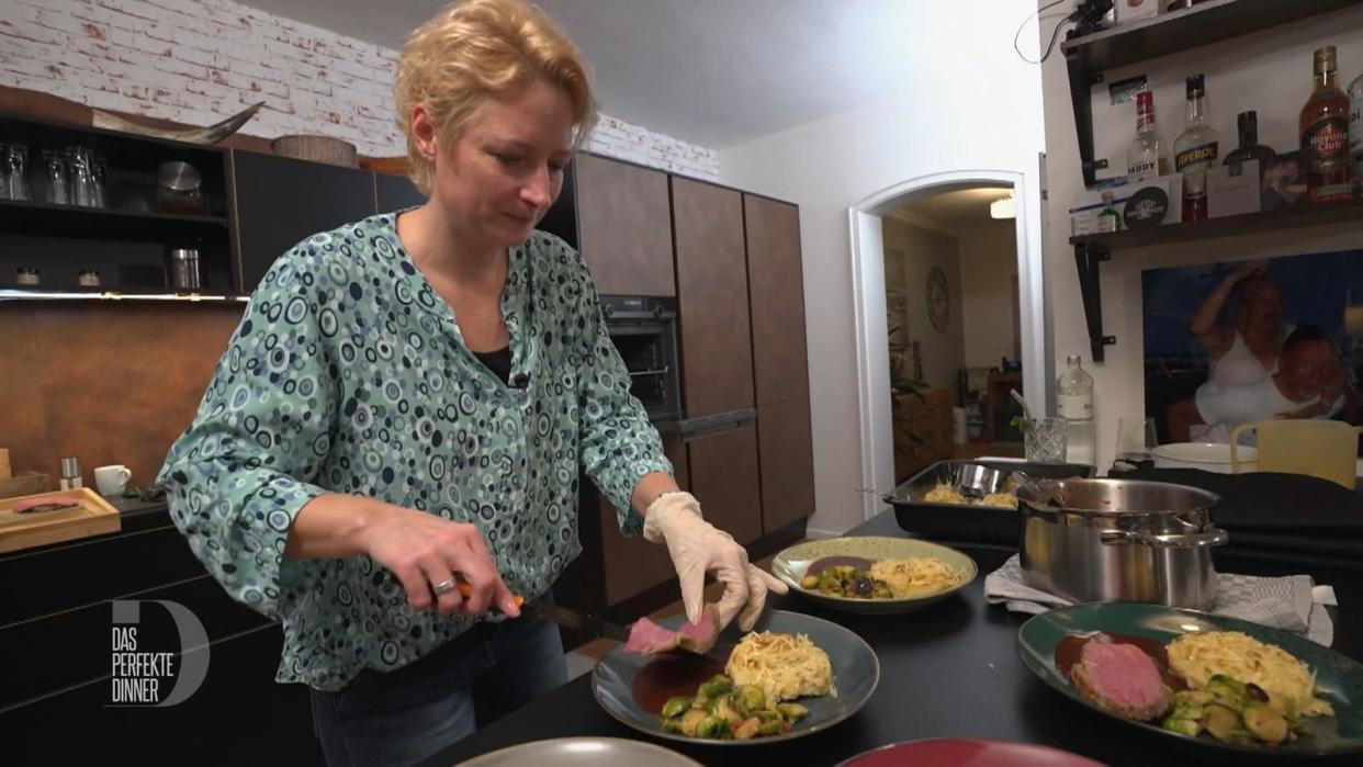 Trotz Nachgarzeit ist das Roastbeef nicht so durch, wie Iris sich es vorgestellt hatte.
 (Bild: RTL)