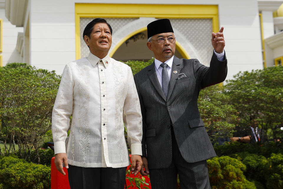 Malaysia's King Sultan Abdullah Sultan Ahmad Shah, right, and Philippine President Ferdinand Marcos Jr. have a chat during the state welcome ceremony at National Palace in Kuala Lumpur, Malaysia, Wednesday, July 26, 2023. (AP Photo/Fazry Ismail, Pool)