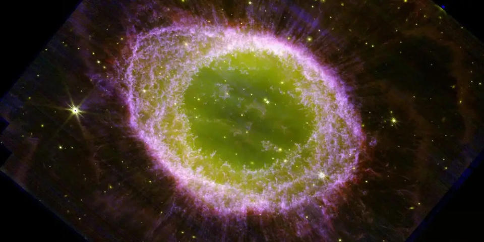 Hier ist ein Bild des Ringnebels zu sehen, das kürzlich vom James Webb-Weltraumteleskop aufgenommen wurde. Die Struktur zeigt die Materie, die von dem superheißen sterbenden Stern ausgestoßen wird (lila), und eine Gaswolke in seinem Zentrum (gelb). - Copyright: NASA, ESA, CSA, JWST Ring Nebula Team photo; image processing by Roger Wesson