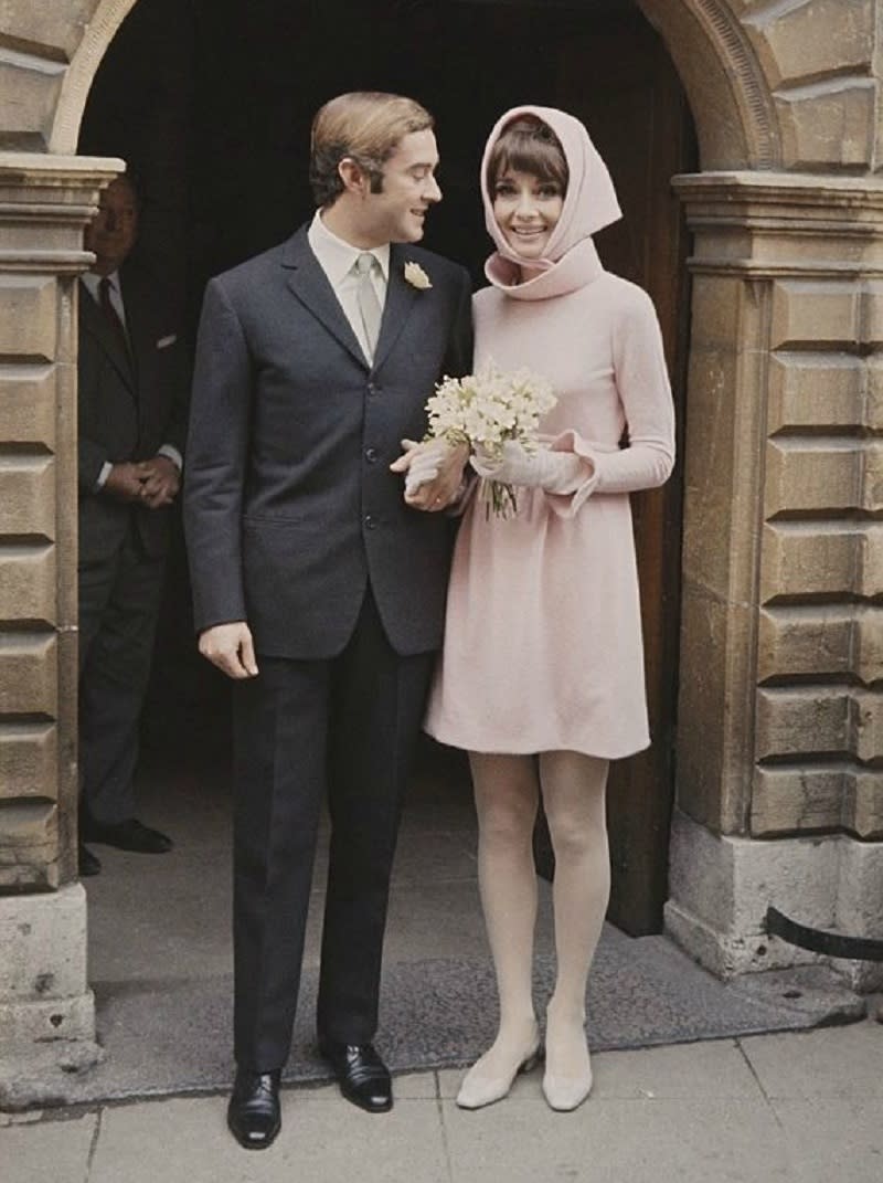 La belga dejó de lado el tradicional atuendo blanco y apostó por un original look para su boda. Se casó el 18 de enero de 1969 con Andrea Dotti <a href="https://es.vida-estilo.yahoo.com/vestidos-novia-originales-famosas-145512082.html" data-ylk="slk:luciendo un minivestido rosa de Givenchy;elm:context_link;itc:0;sec:content-canvas;outcm:mb_qualified_link;_E:mb_qualified_link;ct:story;" class="link  yahoo-link">luciendo un minivestido rosa de Givenchy</a>. Lo combinó con un pañuelo que llevó en la cabeza a modo de velo. (Foto: Rolls Press / Getty Images)