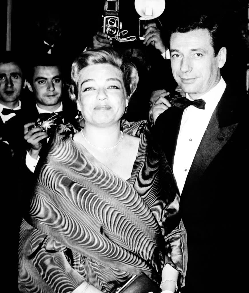 Yves Montand mettra trois ans à se remettre de ce qu’il vécut alors comme un abandon. Jusqu’à ce que Simone Signoret bouleverse sa vie. Un regard aura suffi, à l’été 1949, pour que l’ex-protégé d’Edith Piaf et la muse d’Yves Allegret - pourtant mariée au réalisateur et mère de sa fille Catherine - succombent l’un à l’autre. Leur coup de foudre est depuis entré dans la légende de Saint-Paul-de-Vence, le petit village azuréen où les deux amants se sont rencontrés. (©<em>Universal Images Group via Getty Images</em>)