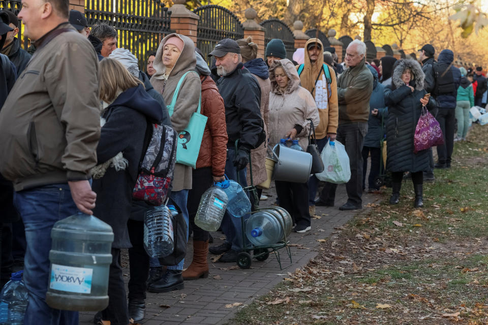 Local residents queue for water after about 80 percent of the inhabitants of the Ukrainian capital were left without water supply according to the mayor, after a Russian missile attack, as Russia's invasion of Ukraine continues, in Kyiv, Ukraine October 31, 2022.  REUTERS/Gleb Garanich