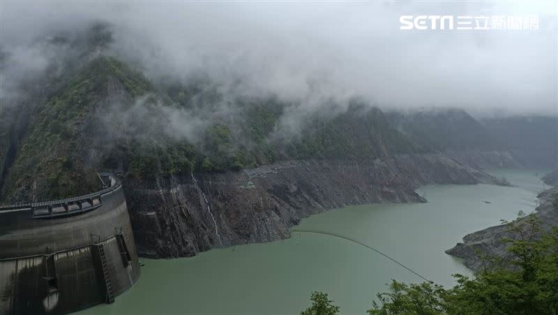 德基水庫集水區昨晚到今天持續降雨中。（圖／台中和平分局提供）