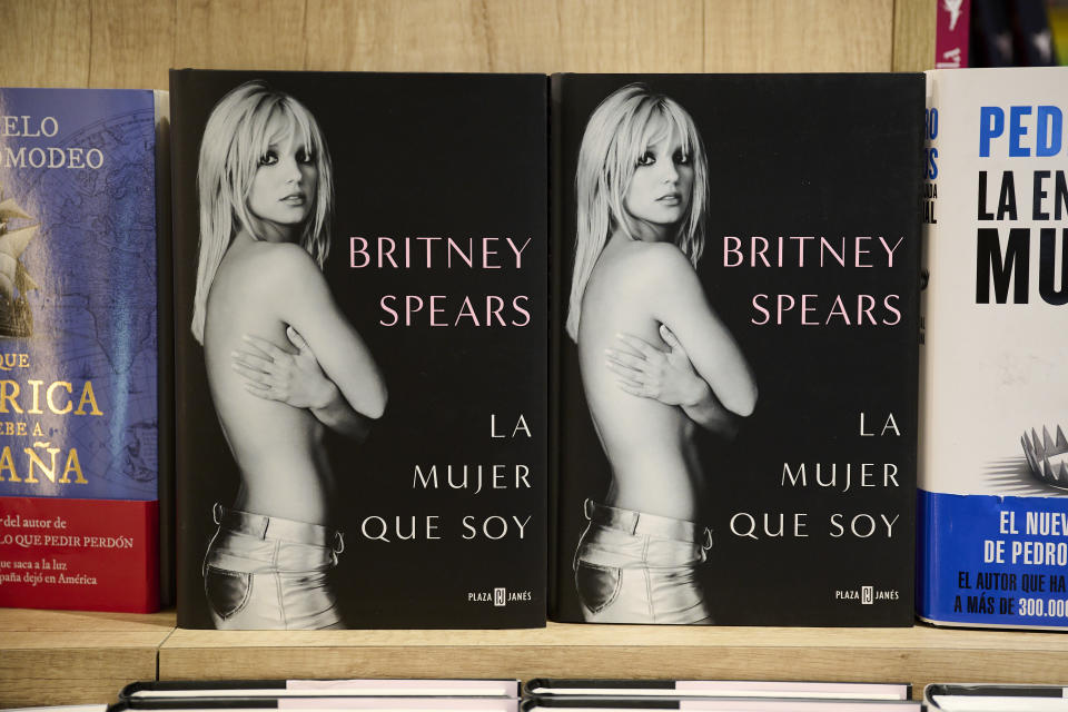 Two books titled 'Britney Spears: LA MUJER QUE SOY' on a shelf