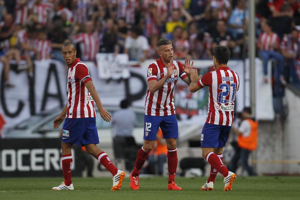 Atletico's Toby Alderweireld, center, celebrates his goal with teammates during a Spanish La Liga soccer match between Atletico Madrid and Malaga at the Vicente Calderon stadium in Madrid, Spain, Sunday May 11, 2014. (AP Photo/Gabriel Pecot)