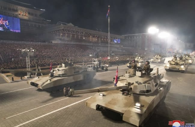 參加閱兵儀式的北韓坦克部隊。   圖 : 翻攝自勞動新聞