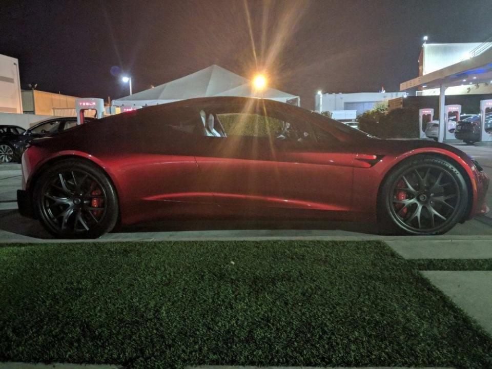 Tesla列新一代Roadster其中一張戶外照，時間地點就在上週末Tesla工作室附近的超級充電站，據報導Tesla首席執行長Elon Musk本人也在場（圖片來源：https://electrek.co/2018/10/04/tesla-roadster-2020-next-gen-rare-outting-pictures/）