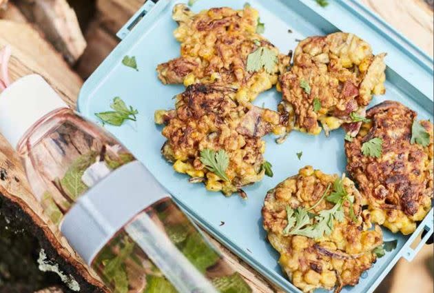 Voici la recette des beignets de maïs au bacon. (Photo: Claire Payen / éditions Solar)