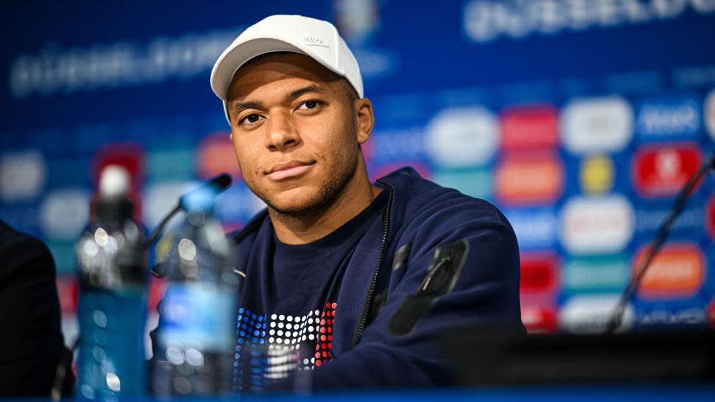 El delantero francés Kylian Mbappé aprovechó una conferencia de prensa el domingo para pronunciarse políticamente.