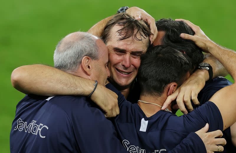 El DT del Sevilla, Julen Lopetegui, celebra con sus colaboradores tras ganar la final de la Europa League por 3-2 al Inter de Milán, en el RheinEnergieStadion, Colonia, Alemania