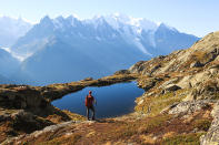 <p>Es una de las rutas favoritas de Europa, pues rodea una de las montañas más famosas del mundo. Así que promete grandes vistas y un poco de frío. Existen varios senderos que atraviesan varios pueblos de Francia, Suiza e Italia. Puedes organizar varios itinerarios desde cuatro a diez días en promedio. <em>Foto: SanderStock / Getty Images.</em> </p>