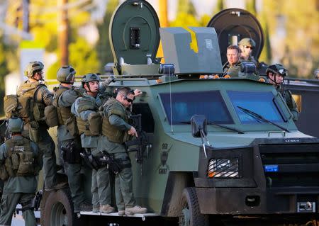 Police officers conduct a manhunt after a mass shooting in San Bernardino, California December 2, 2015. REUTERS/Mike Blake/File Photo