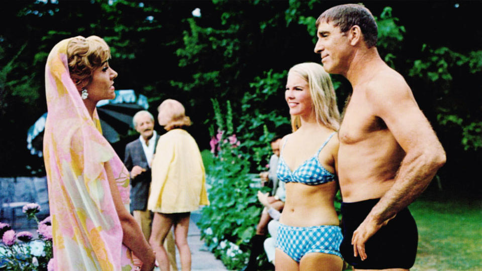(L-R) Lisa Daniels, Janet Landgard and Burt Lancaster in 'The Swimmer'