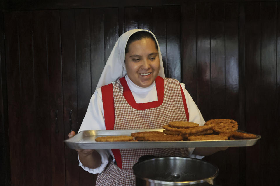 La hermana María de Jesús Frayle, de 24 años, lleva una bandeja con productos navideños en el convento de las Adoratrices Perpetuas del Santísimo Sacramento, en Ciudad de México, el jueves 9 de diciembre de 2023. Es diciembre y como en otros conventos católicos, las monjas aprietan el acelerador en la cocina para ir al día con pedidos que les permitan reunir algunos ingresos y fortalecer los lazos con su comunidad. del mundo. (AP Foto/Ginnette Riquelme)