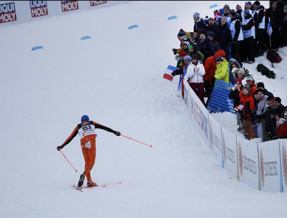 El venezolano Adrián Solano participa en la ronda clasificatoria de la competencia de esquí a campo traviesa en el campeonato mundial 2017 en Lahti, Finlandia, el jueves 23 de febrero de 2017. (AP Foto/Matthias Schrader)