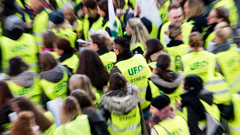 Flugbegleiter der Unabhängigen Flugbegleiter Organisation UFO haben sich zu einer Streik-Kundgebung im Münchener Airport versammelt (Archiv).