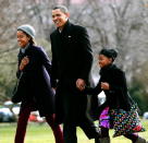 US President Barack Obama (C) walks with his daughters Malia (L) and Sasha (R) after they arrive on the South Lawn of the White House on January 4, 2010 in Washington, DC. President Obama and his family were returning from Hawaii where they spent Christmas vacation. (Photo by Mark Wilson/Getty Images)