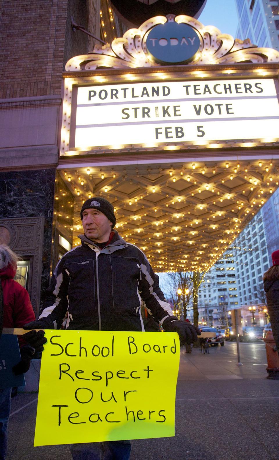 School volunteer Bill Magorian shows support for teachers making strike vote in Portland, Oregon February 5, 2014. (REUTERS/Steve Dipaola)