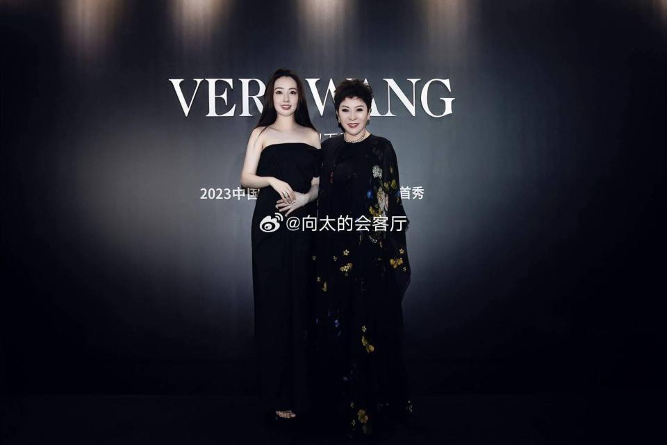 郭碧婷與向太日前出席婚紗設計師Vera Wang的時尚秀，挽著婆婆一起步上紅毯。（翻攝自向太的會客廳微博）
