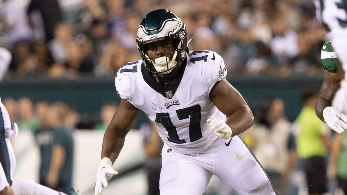 Eagles linebacker Kyzir White goes to bat for rookie Nakobe Dean