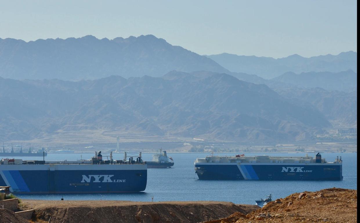 Buques de carga amarrados por cuestiones de seguridad marítima en el golfo de Áqaba, cuyas aguas comunican con el mar Rojo. <a href="https://www.shutterstock.com/es/image-photo/eilat-israel-february-14-2024-aqaba-2437873377" rel="nofollow noopener" target="_blank" data-ylk="slk:Sergei25/Shutterstock;elm:context_link;itc:0;sec:content-canvas" class="link ">Sergei25/Shutterstock</a>