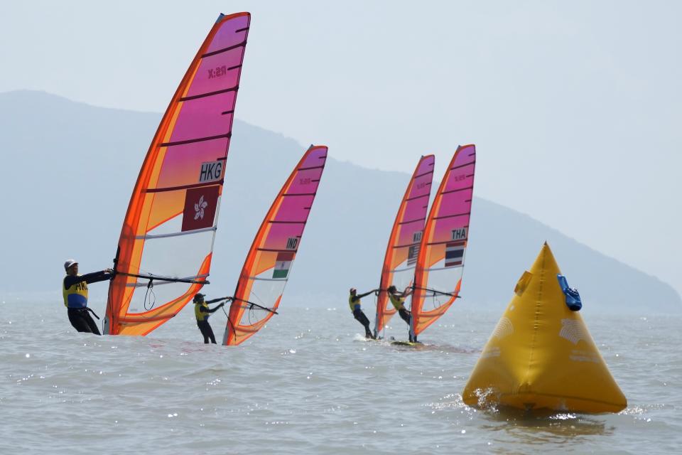 滑浪風帆女子RS:X組別，香港代表魏瑋恩（左）取得一面銀牌。 (AP Photo)
