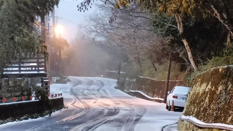 新竹縣尖石鄉雖已無下雪情形，惟氣候依然濕冷造成結霜，行駛道路易打滑。