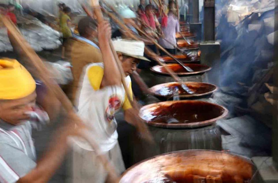 <p>Mitarbeiter in Jakarta fertigen eine toffeeähnliche Süßigkeit, die sich "Dodol" nennt. Sie ist eine der traditionellen Delikatessen, die hier zum chinesischen Neujahr serviert wird. (Bild: Tatan Syuflana/AP) </p>