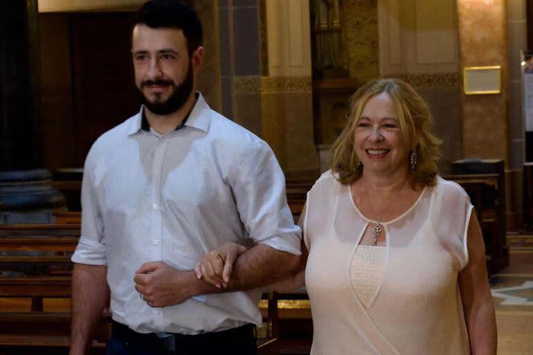 Con una inmensa sonrisa en la cara, Anabella entró a la iglesia del brazo de su hijo Lucas Torres