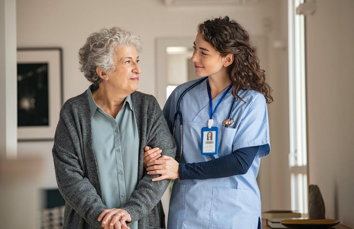 <a href="https://www.shutterstock.com/es/image-photo/young-caregiver-helping-senior-woman-walking-1910306026" rel="nofollow noopener" target="_blank" data-ylk="slk:Ground Picture / Shutterstock;elm:context_link;itc:0;sec:content-canvas" class="link ">Ground Picture / Shutterstock</a>